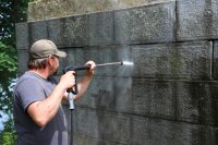 Auch der Sockel der Statue wurde mit Hochdruck und Heißdampf gereinigt. 