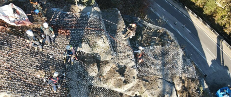 Sieht nicht nach Straßenbau aus, ist aber ein Teil davon: Felssicherung in der Elsenthaler Leite bei Grafenau. - © Staatliches Bauamt Passau / Süß