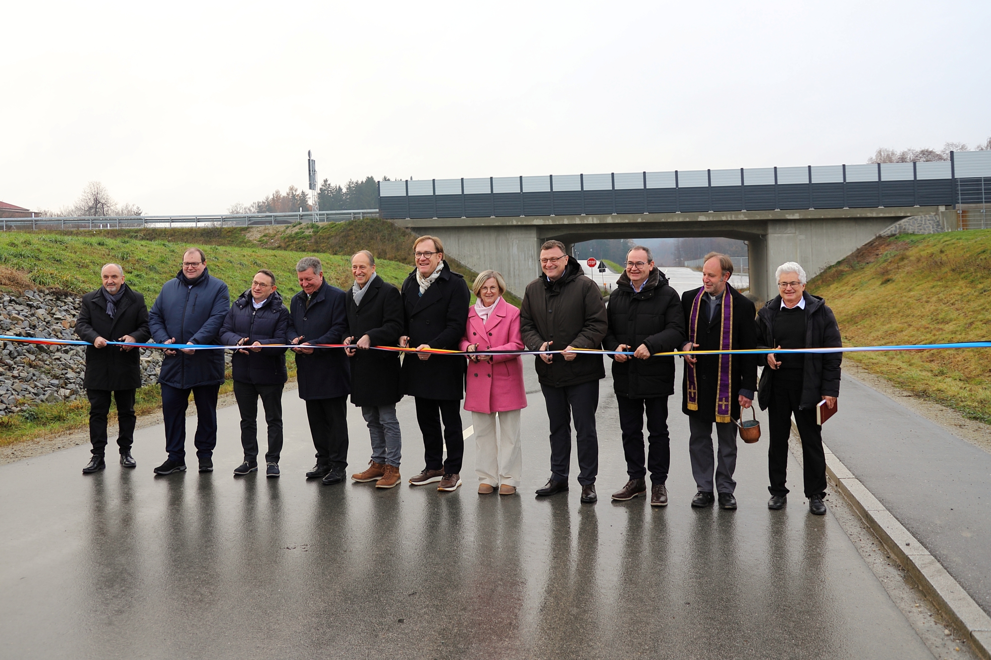 Bei der offiziellen Verkehrsfreigabe der B 20: (von links) Norbert Sterl (Leiter des Staatlichen Bauamtes Passau), Landrat Michael Fahmüller, Ulrich Lange (Parlamentarischer Staatssekretär beim Bundesministerium für Verkehr), Bayerns Verkehrsminister Christian Bernreiter, MdL Martin Wagle, Bezirkstagsvizepräsident Thomas Pröckl, Falkenbergs Bürgermeisterin Anna Nagl, MdB Günter Baumgartner sowie die beiden Geistlichen Rupert Wimmer und Robert Schön.