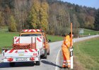 Mitarbeiter der Straßenmeisterei Freyung beim Setzen der Schneestangen.