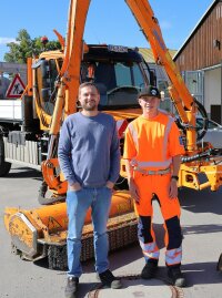 Vor dem Unimog samt Mähaufbau: Azubi Jonas Anetzeder und Straßenmeister Thomas Schmid an der Straßenmeisterei Hauzenberg.