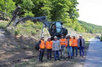 Info-Begehung zur Felssicherung an der Ruselbergstrecke: v.l. Dominik Fink und Patrick Thoma (beide Schönberger Bau), Staatsminister Christian Bernreiter, Abteilungsleiter Daniel Mainka, Bauleiter Johannes Mayer (beide StBA Passau), Dipl.-Geologe Hubert Kalhammer (geobay), Deggendorfs stellvertretender Bürgermeister Günther Pammer.