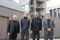 Jonas Höhn (2.v.l.) von der Dombauhütte des Staatlichen Bauamts Passau ist „1. Bundessie-ger“ in der Fachrichtung Steinmetzarbeiten des Leistungswettbewerbs des Deutschen Hand-werks 2025. Zu diesem außerordentlichen Erfolg gratulierten ihm Behördenleiter Norbert Sterl, Hochbau-Bereichsleiter Gerald Escherich sowie sein Ausbilder Bauhüttenmeister Jérôme Zahn. 