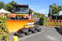 Den Reifenstapel schoben die „Highway-Chaoten“ wie gefordert genau ins Ziel.