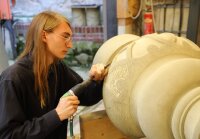 Auch bei der Neuanfertigung der barocken Vasen für das Kloster Thyrnau stellte Jonas Höhn sein Können unter Beweis.