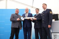 Bei der symbolischen Schlüsselübergabe: (von links) Bauminister Christian Bernreiter, Innenminister Joachim Herrmann, Niederbayerns Polizeipräsident Roland Kerscher und Dienststellenleiter Christian Biedermann.
