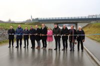 Bei der offiziellen Verkehrsfreigabe der B 20: (von links) Norbert Sterl (Leiter des Staatlichen Bauamtes Passau), Landrat Michael Fahmüller, Ulrich Lange (Parlamentarischer Staatssekretär beim Bundesministerium für Verkehr), Bayerns Verkehrsminister Christian Bernreiter, MdL Martin Wagle, Bezirkstagsvizepräsident Thomas Pröckl, Falkenbergs Bürgermeisterin Anna Nagl, MdB Günter Baumgartner sowie die beiden Geistlichen Rupert Wimmer und Robert Schön.