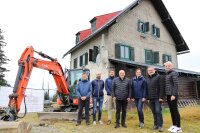 Sie freuen sich, dass die Sanierung des Waldschmidthauses beginnen kann: Nationalparkleiterin Ursula Schuster (3.v.r.), Bauamtsleiter Norbert Sterl (Mitte), Architekt Alfons Döringer (2.v.r), Armin Atteneder von der Baufirma Schneider (2.v.l.), die Nationalparkmitarbeiter Hubert Wachter (l.) und Johannes Dick (3.v.l.) sowie Sabrina Ritzau, Mitarbeiterin des Staatlichen Bauamtes.