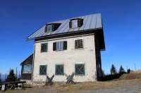 Im Herbst 2024 wurde der Anbau hinter dem Hauptgebäude abgebrochen.