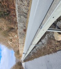 An der B 388 löste sich ein Gesteinsbrocken, flog über den Bahndamm auf die Straße und blieb im Grünstreifen zwischen Fahrbahn und Radweg liegen.