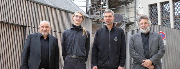 Jonas Höhn (2.v.l.) von der Dombauhütte des Staatlichen Bauamts Passau ist „1. Bundessie-ger“ in der Fachrichtung Steinmetzarbeiten des Leistungswettbewerbs des Deutschen Hand-werks 2025. Zu diesem außerordentlichen Erfolg gratulierten ihm Behördenleiter Norbert Sterl, Hochbau-Bereichsleiter Gerald Escherich sowie sein Ausbilder Bauhüttenmeister Jérôme Zahn. 