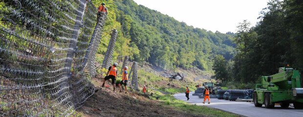 Die Felszäune und Steinschlagschutznetze werden errichtet.