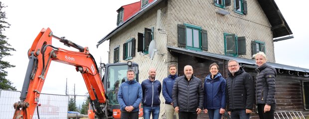 Sie freuen sich, dass die Sanierung des Waldschmidthauses beginnen kann: Nationalparkleiterin Ursula Schuster (3.v.r.), Bauamtsleiter Norbert Sterl (Mitte), Architekt Alfons Döringer (2.v.r), Armin Atteneder von der Baufirma Schneider (2.v.l.), die Nationalparkmitarbeiter Hubert Wachter (l.) und Johannes Dick (3.v.l.) sowie Sabrina Ritzau, Mitarbeiterin des Staatlichen Bauamtes.