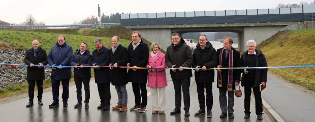 Bei der offiziellen Verkehrsfreigabe der B 20: (von links) Norbert Sterl (Leiter des Staatlichen Bauamtes Passau), Landrat Michael Fahmüller, Ulrich Lange (Parlamentarischer Staatssekretär beim Bundesministerium für Verkehr), Bayerns Verkehrsminister Christian Bernreiter, MdL Martin Wagle, Bezirkstagsvizepräsident Thomas Pröckl, Falkenbergs Bürgermeisterin Anna Nagl, MdB Günter Baumgartner sowie die beiden Geistlichen Rupert Wimmer und Robert Schön.