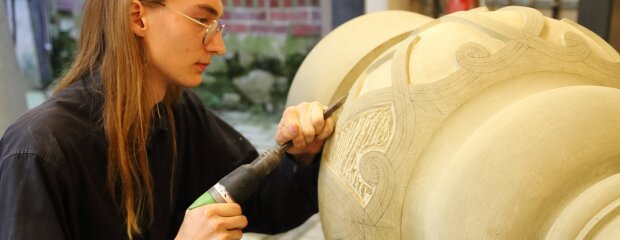 Auch bei der Neuanfertigung der barocken Vasen für das Kloster Thyrnau stellte Jonas Höhn sein Können unter Beweis.