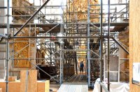 Der Aufbau des Raumgerüsts, das die Arbeitsbühne für die späteren Restaurierungsarbeiten in der Asamkirche an Stuck, Putz, Fassungen und Fresken aufnehmen wird, hat begonnen.