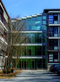 Die Verbindungsbauten zwischen den Bürogebäuden erhielten neue Aluminium-Glas-Fassaden mit Wärme- und Sonnenschutzverglasung.