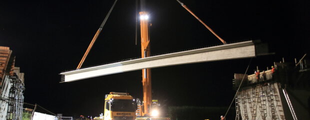 Nachtschicht für die neue Brücke