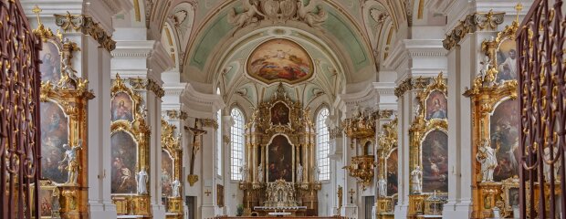 Der restaurierte Kirchenraum der ehemaligen Benediktinerabteikirche St. Matthäus in Asbach.