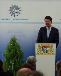 Sandro Kirchner, Staatssekretär am Bayerischen Staatsministerium des Innern, hielt die Festrede.