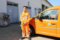 Bei Wind und Wetter draußen sein, das ist das Richtige für Felix Maier. Der 17-Jährige absolviert seine Ausbildung zum Straßenwärter an der Straßenmeisterei Deggendorf.