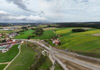 Letzte Arbeiten auf der St 2112 bei Altersham: Ab kommenden Donnerstag wird die Straße wieder für den Verkehr freigegeben. Der daneben verlaufende Radweg bleibt noch gesperrt.