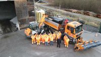 Verkehrsminister Christian Bernreiter dankte beim Weihnachtsbesuch in der Straßenmeisterei Deggendorf dem Straßenbetriebsdienst für den zuverlässigen Einsatz.