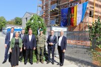 Beim Richtfest (v.l.): Regierungspräsident der Regierung von Niederbayern Dr. Rainer Haselbeck, 2. Bürgermeisterin der Stadt Regen Sabrina Laschinger, Bereichsleiter Hochbau des Staatlichen Bauamts Passau Gerald Escherich, Bayerns Bauminister Christian Bernreiter, Oberstleutnant des Panzergrenadierbataillons 112 Andreas Mack, Ministerialdirigent im Bundesverteidigungsministerium Dr. Alexander Götz und Landrat des Landkreises Regen Dr. Ronny Raith