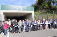 Mit dem symbolischen Band-Durchschneiden wurde die Ortsumgehung Vilshofen für den Verkehr freigegeben. Die Feier fand an der Fledermausgalerie am Galgenbergtobel statt.