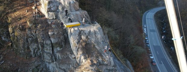 An dem rund 50 Meter hohen Felsvorsprung spannten die Arbeiter Sicherungsnetze über den Fels.