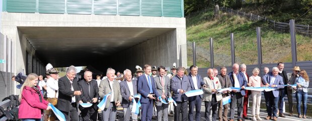 Mit dem symbolischen Band-Durchschneiden wurde die Ortsumgehung Vilshofen für den Verkehr freigegeben. Die Feier fand an der Fledermausgalerie am Galgenbergtobel statt.