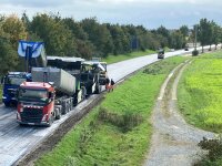 Hochbetrieb herrschte auf der St 2125 Kößnach-Sossau beim Einbau der Asphalt-binderschicht. 