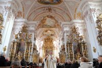 Die Altarweihe mit Bischof Dr. Stephan Oster SDB bildete den Höhepunkt der Inneninstandset-zung im Kirchenschiff der Asamkirche in Aldersbach.