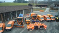 Bayerns Verkehrsminister Christian Bernreiter (erste Reihe, Mitte) bedankt sich, stellvertretend für alle bayerischen Straßenmeistereien, bei den Mitarbeiterinnen und Mitarbeitern der Straßenmeisterei Vilshofen für die hervorragende Arbeit.