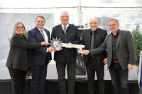 Bei der Schlüsselübergabe: v.l. LKA-Außenstellenleiterin Elke Streifinger, LKA-Präsident Norbert Radmacher, der Bayerische Innenminister Joachim Herrmann, Behördenleiter Norbert Sterl vom Staatlichen Bauamt Passau und Architekt Alfons Döringer.