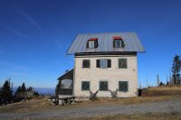 Der Anbau am Waldschmidthaus wurde noch im Herbst abgebrochen. Im Frühjahr soll die Bo-denplatte für den neuen Anbau gefertigt werden. 