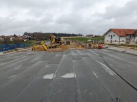 Auf Höhe Altgmain wird die Gemeindeverbindungsstraße unter einer Brücke durchgeführt. Das Bauwerk wurde im Herbst betoniert.