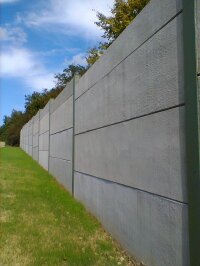 Bei Altenburg wurde auf einer Länge von 270 Metern eine hochabsorbierende Lärmschutzwand aus Beton errichtet.